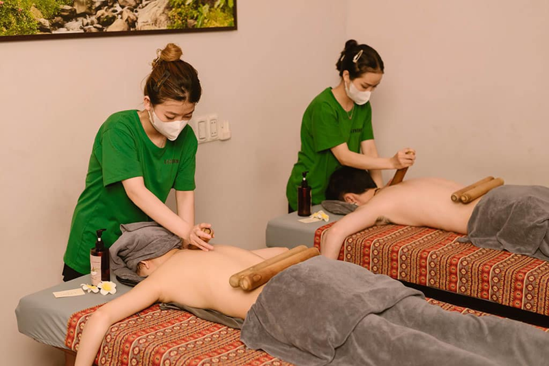 Kỹ thuật vi&ecirc;n Lev&eacute;nin SPA Đ&agrave; Nẵng thực hiện liệu tr&igrave;nh massage bằng ống tre cho kh&aacute;ch h&agrave;ng